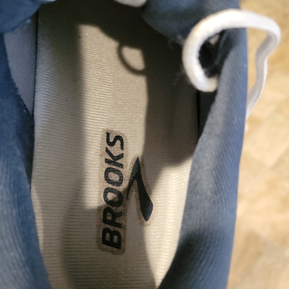 Brooks Women's Gray and White Athletic Running Shoes in 8W - Picture 6 of 11